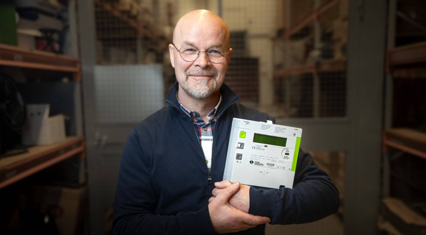 Pori Energian Energiatiedonhallintapäällikkö Tapio Mäkinen sähkömittari kädessään.
