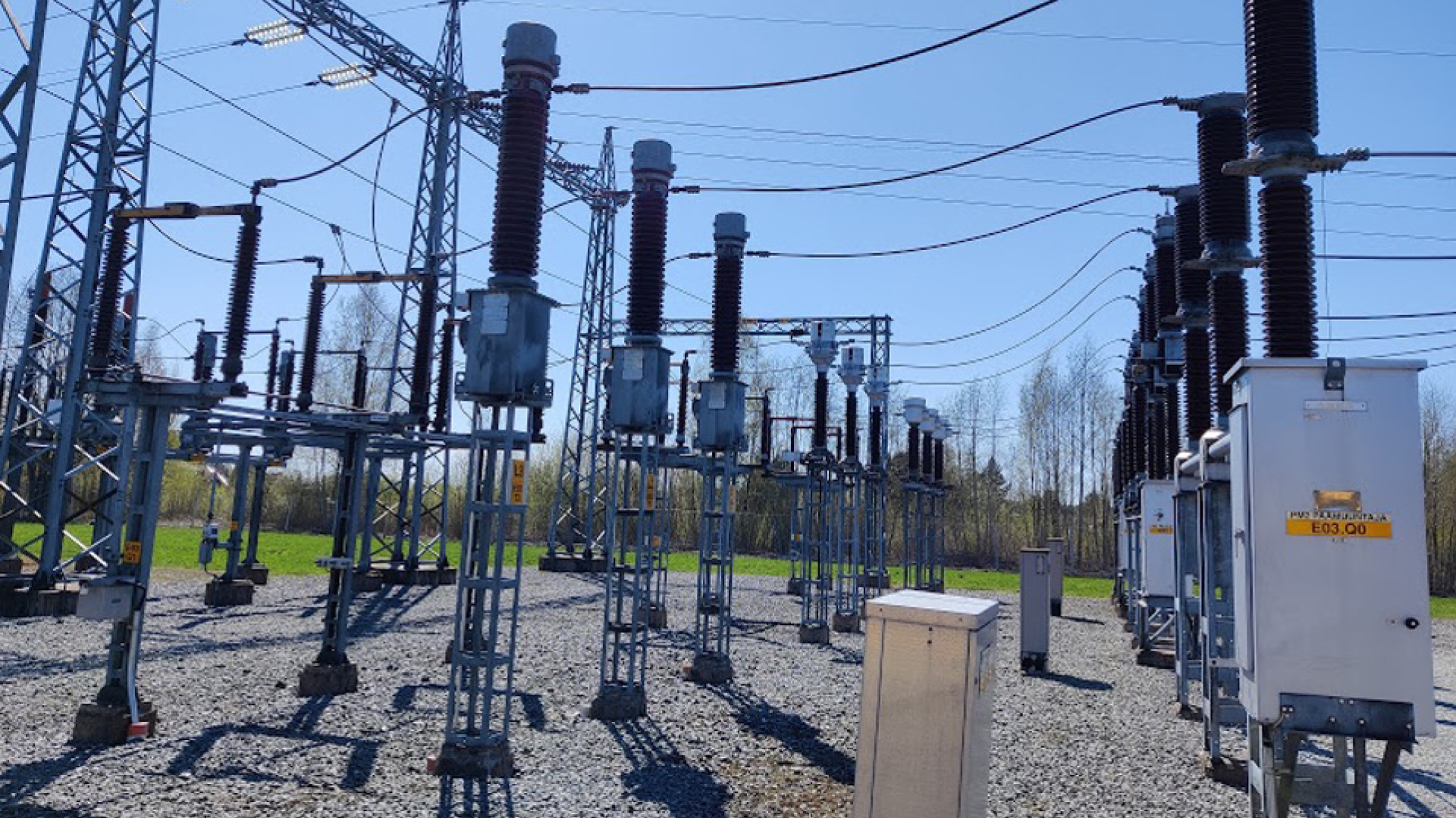 1970-luvulla rakennettuja 110kV laitteita Vähärauman sähköaseman kytkinkentällä