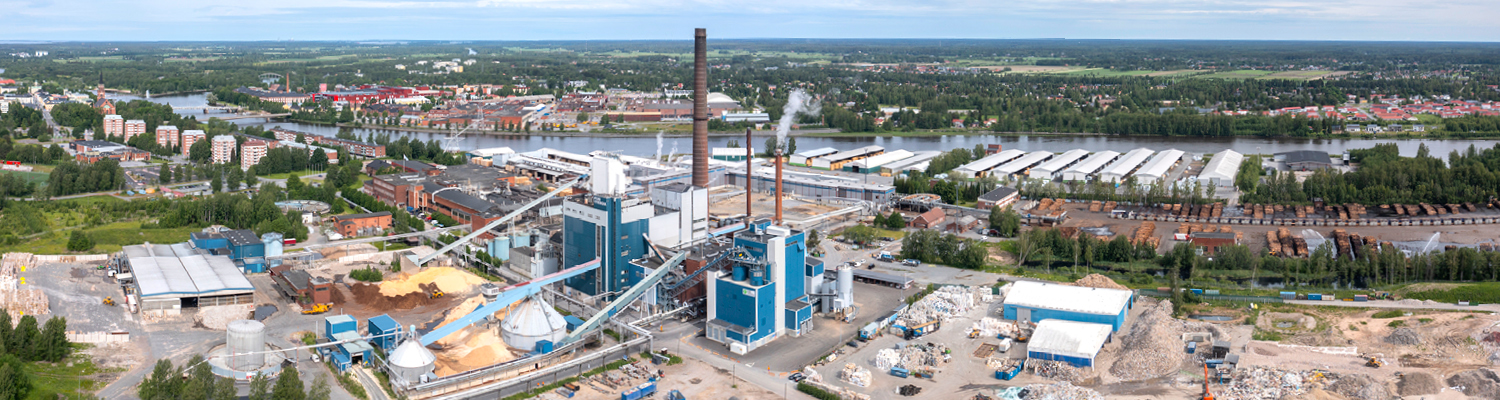 Pori Energian Aittaluodon voimalaitoksen teollisuusalue ja sitä ympäröivä Porin kaupunki ilmasta kuvattuna