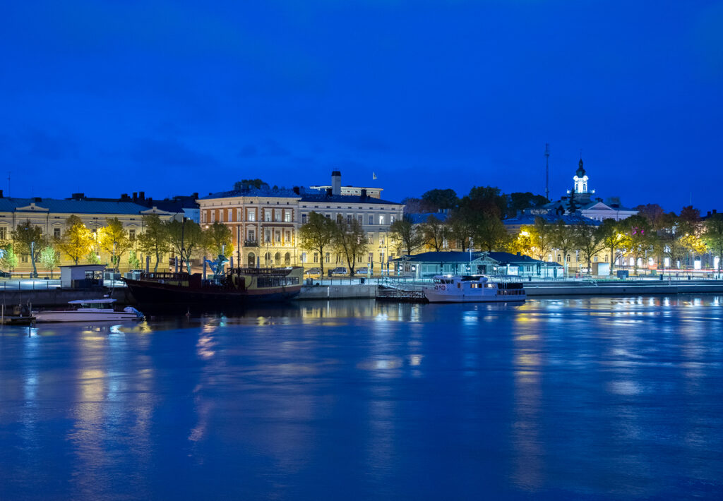 Porin kaupunkimaisemailtavalaistuksessa vesialueen yli kuvattuna