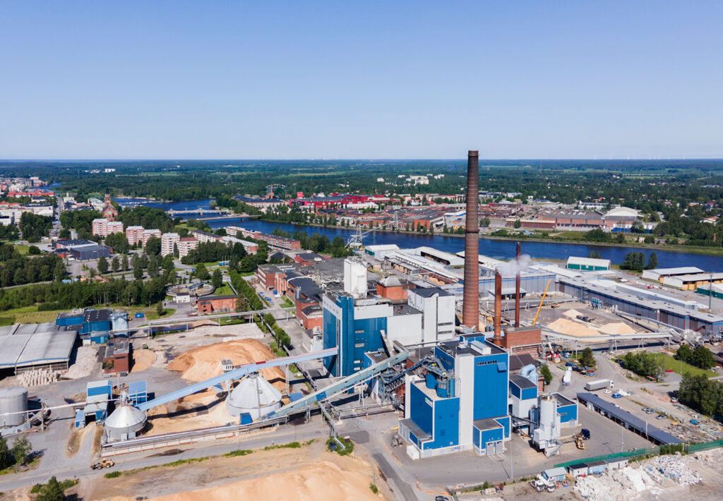 Pori Energian Aittaluodon voimalaitoksen teollisuusalue ja sitä ympäröivä Porin kaupunki ilmasta kuvattuna