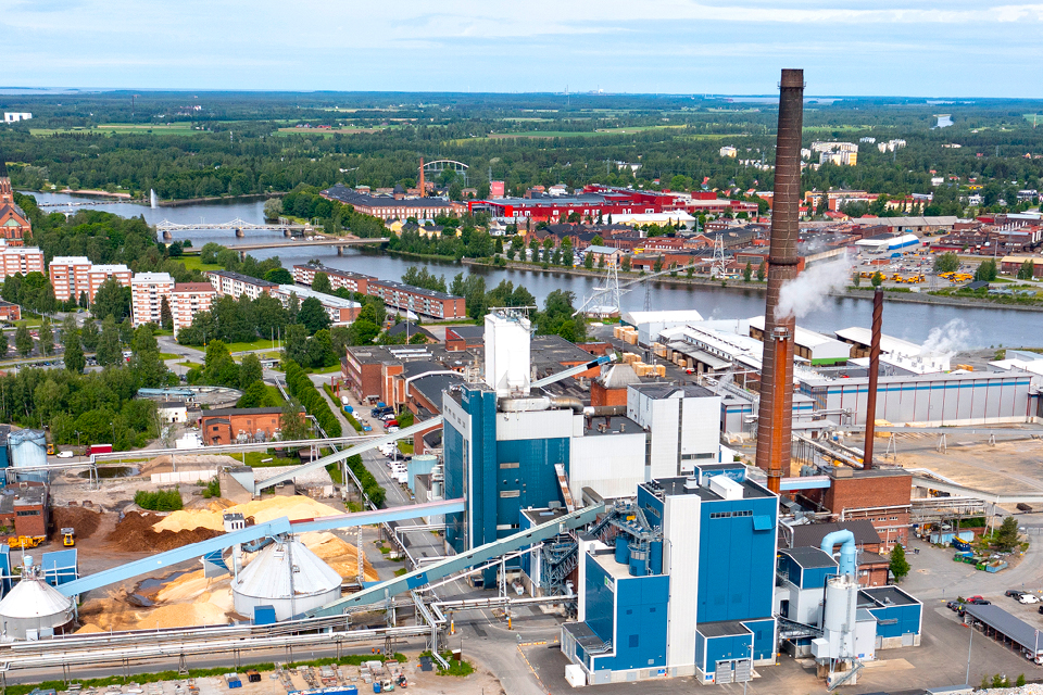 Pori Energian Aittaluodon voimalaitoksen teollisuusalue ja sitä ympäröivä Porin kaupunki ilmasta kuvattuna