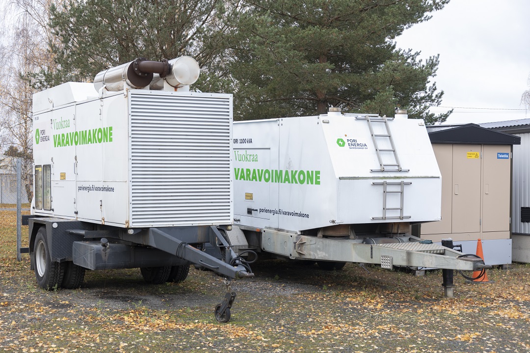 Kaksi varavoimakonetta vierekkäin