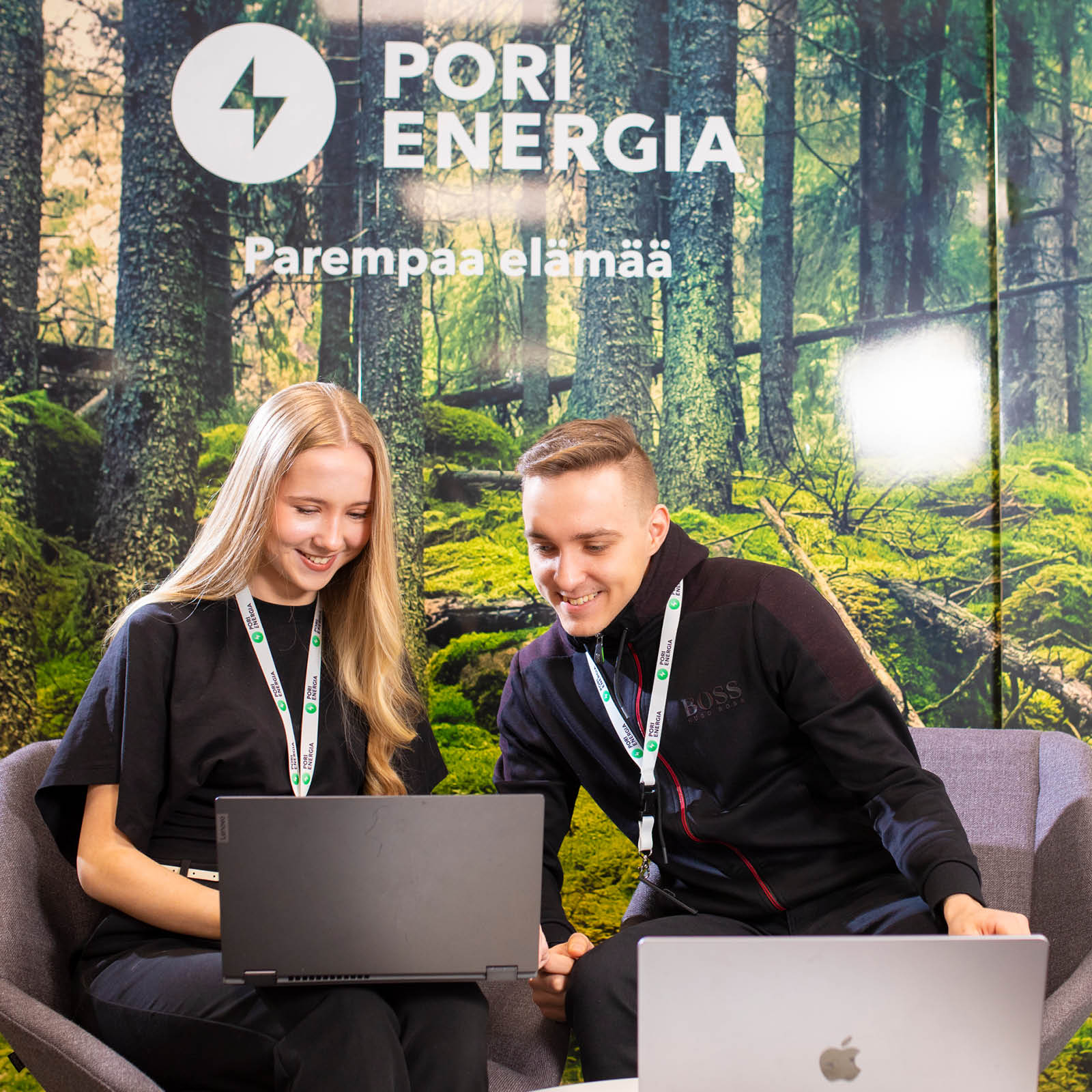Kaksi henkilöä työskentelee kannettavan tietokoneen äärellä Pori Energian toimistotiloissa