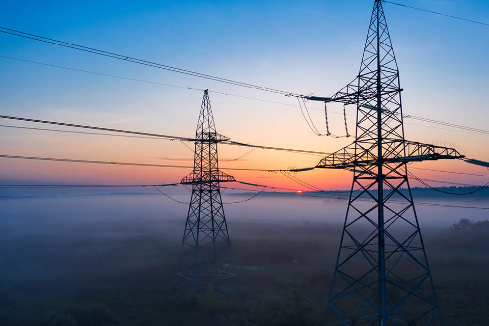 Sähköverkot auringonlaskun aikaan kuvattuna
