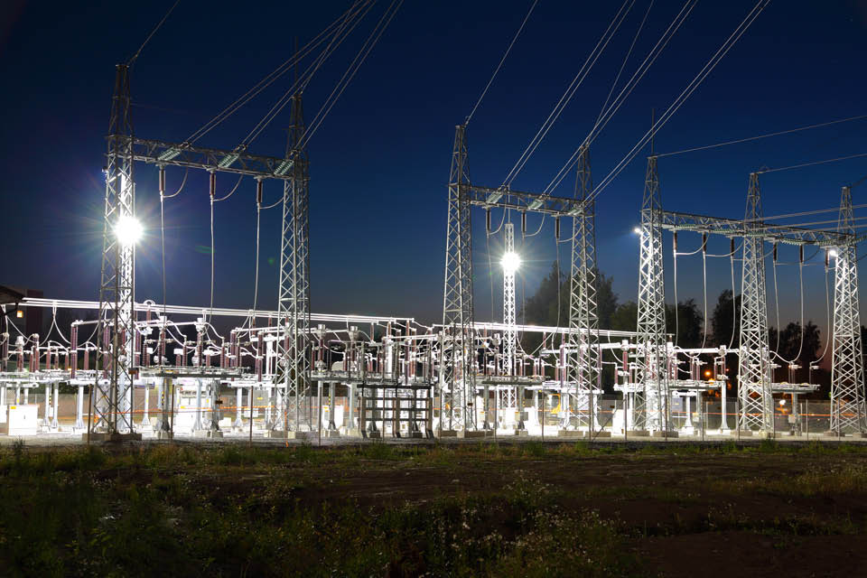 Pori Energian Sähköverkkojen Impolan sähköasema kuvattuna iltavalaistuksessa