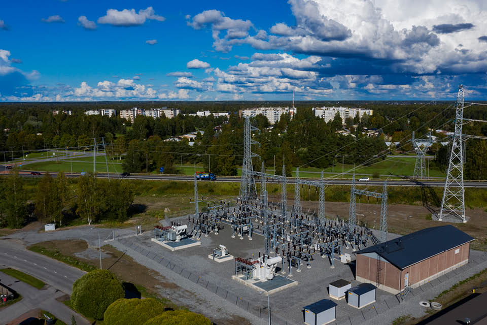 Pori Energian Sähköverkkojen Impolan sähköasema kuvattuna ylhäältä