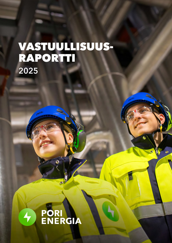 Vastuullisuusraportti 2025, kaksi Pori Energian työvarusteisiin pukeutunutta henkilöä seisoo Aittaluodon voimalaitoksen tiloissa
