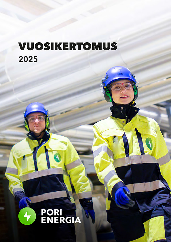 Vuosikertomus 2025, kaksi Pori Energian työvarusteisiin pukeutunutta henkilöä kävelee Aittaluodon voimalaitoksen tiloissa
