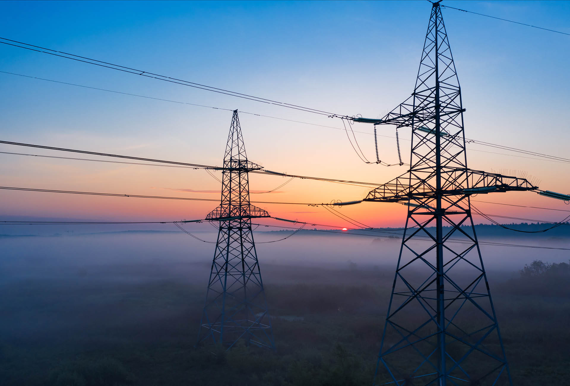 Sähköverkot auringonlaskun aikaan kuvattuna