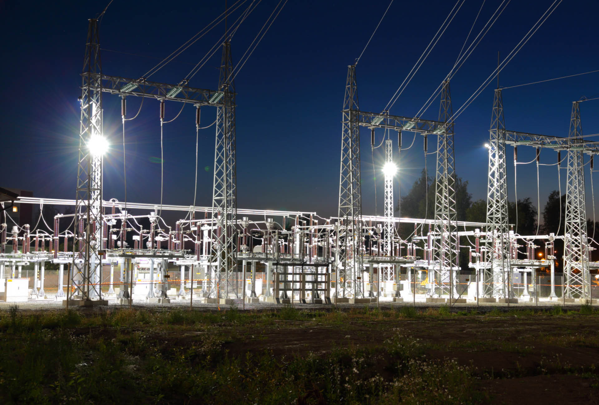 Pori Energian Sähköverkkojen Impolan sähköasema kuvattuna iltavalaistuksessa