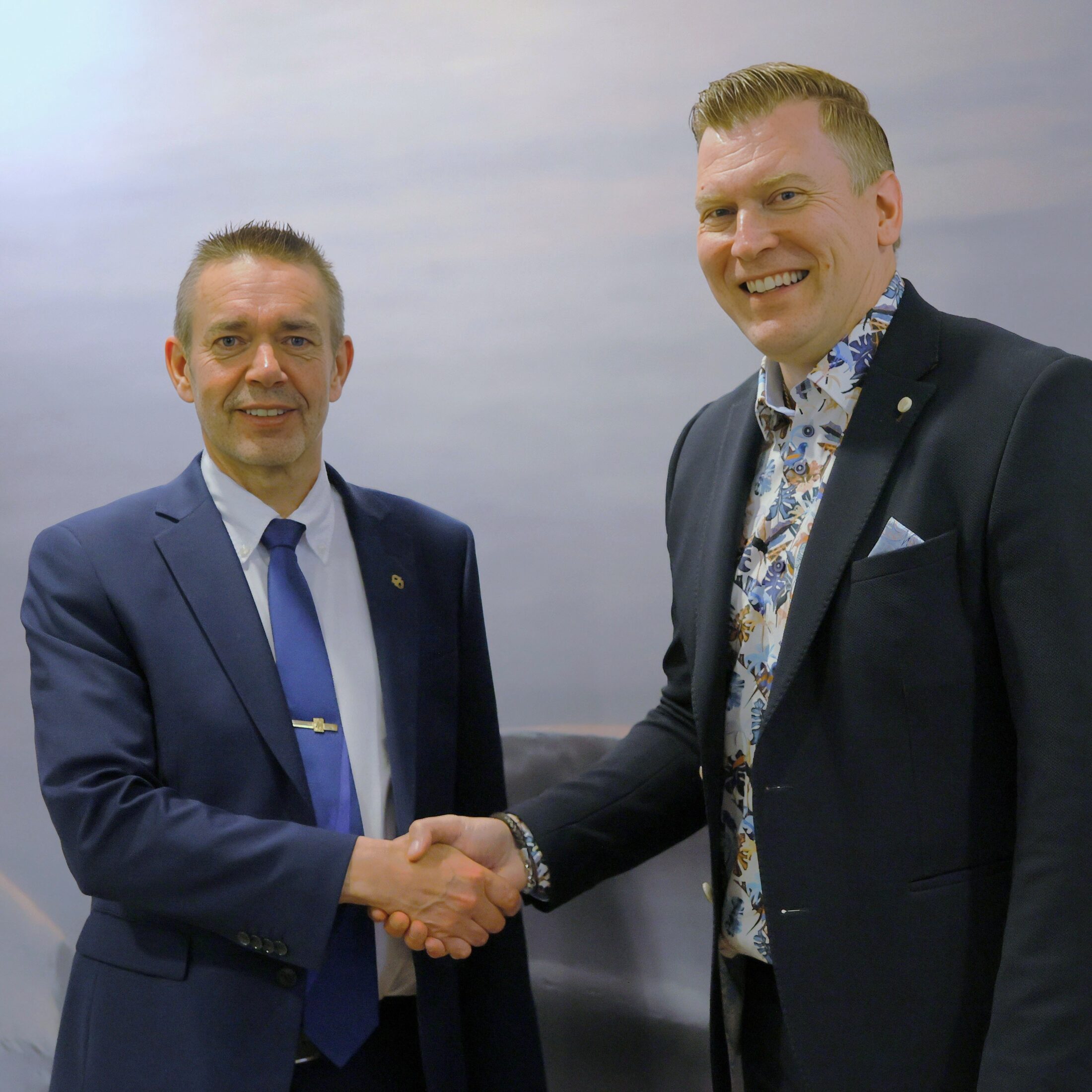 Leppäkoski Group Oy:n toimitusjohtaja Juha Koskinen sekä Pori Energia Oy:n toimitusjohtaja Petri Paajanen kättelevät.